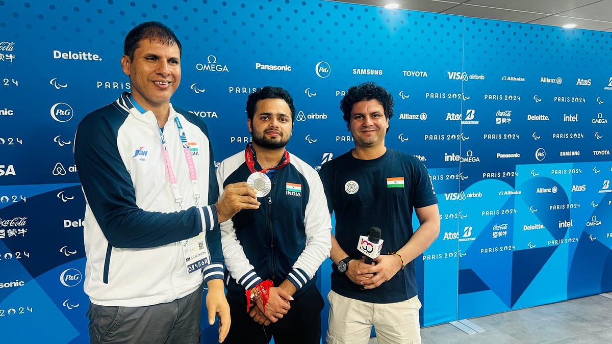 PCI : India's Manish Narwal (C) with the silver medal at the Paris Paralympics.